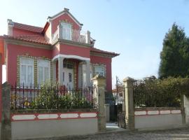 Casa do Sino de Aveiro, недорогой отель в городе Эштаррежа