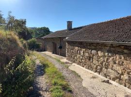 Secluded & Charming Gîte Surrounded by Nature, hotel conveniente a Désaignes