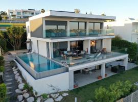 Modern Villa with Sea & River View Pool and Gym., sumarhús í Lissabon