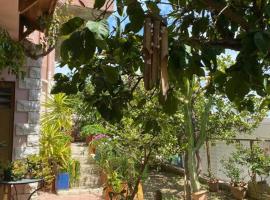 Hidden Nest, hotel with parking in Rodia