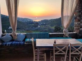 Apartment with amazing sunset view and Vourkari bay, hotel en Otzias