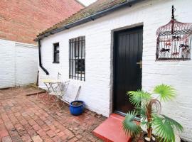 The Little Cottage By Air Premier, hotel in Seaford