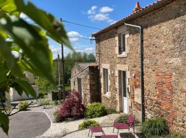 Le bois aux feuilles blanches, hotel u gradu 'Saint-Michel-Mont-Mercure'