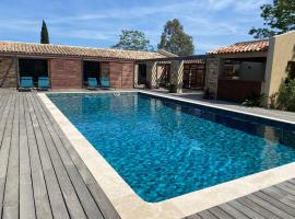 Magnifique villa avec piscine au coeur des vignes、コゴランのホテル