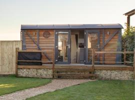 Holly Lodge - Quirky Shepherd's Hut With Hot Tub - Bespoke Made From A Salvaged Railway Carriage, hotel med parkering i Boston