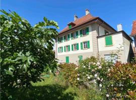 Etage privé dans Maison de Maître, hotel with parking in Combremont-le-Petit