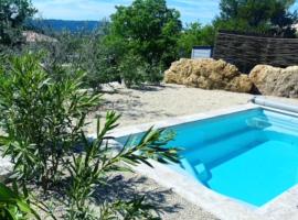 Les jardins de la Gravière à 5 mn de Lourmarin avec piscine privée, hotel en Puyvert