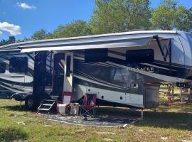 Twin Falls Luxury RV Glamping - Pinnacle, glamping site in Boerne