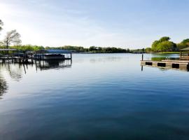 Castaway Cove -Lake Norman Waterfront Home with Private Dock, villa em Denver