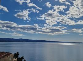 Island luxury view Nemira、オミシュのホテル