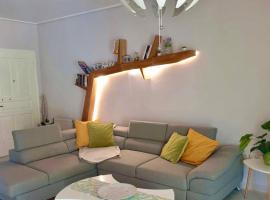 Modern 2BR city flat 10min from the beach, condominio en Atenas