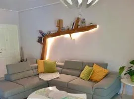 Modern 2BR city flat 10min from the beach