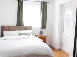 Self-contained guest suite, hotel em Eltham