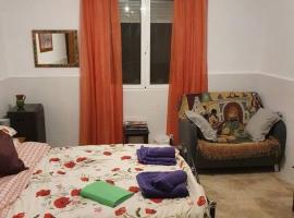 Lovely 1 bedroom apartment with kitchen and pool, מלון באלבוקס