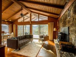 Modern Expansive Catskills 4-Bed Retreat 105 acres, 2 hours from NYC، فندق مع موقف سيارات في Ellenville