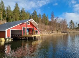 Boathouse, cabaña o casa de campo en Mjällom