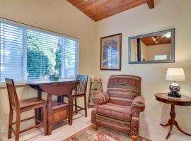 Cozy Aloha Vacation Rental with Private Deck and Yard!, hotel amb aparcament a Aloha
