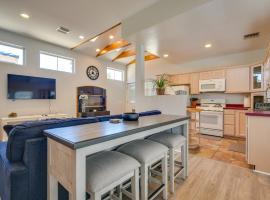 Luxe Pasadena Casita with Fireplace and Grill、パサデナのスパホテル