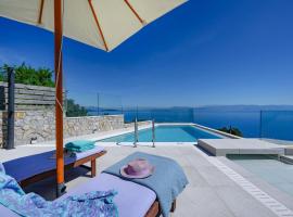 Sea & Cliff Luxury Suites, villa i Benitses