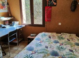 Chambre dans villa, hotel with parking in Chaffaut-Lagremuse