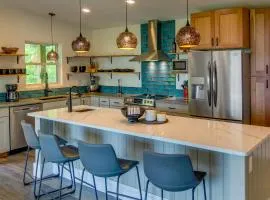 Modern Fairview Retreat Spacious Deck and Mtn View!