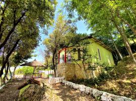 Ramo's Green Beachside Retreat - Cozy 2 Bedroom Home, hotel v destinaci Vlorë