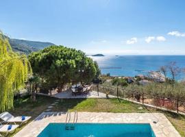 Villa Calliopé avec vue imprenable, jardin et piscine privée, cottage in Glossa