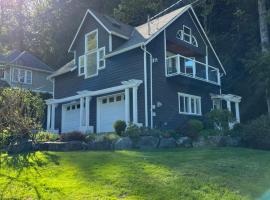 Sea and Cedar Retreat-a home in a tranquil setting, cabaña o casa de campo en Cowichan Bay