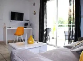 Studio moderne, centre-ville, au calme, parking privé