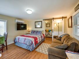 Pet-Friendly Vacation Rental Cabin in Whittier, hotel med jacuzzi i Whittier