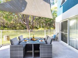 Banksia at Fingal 1 92 Rocky Point Rd Aircon spa and Wi Fi, Hotel in Fingal Bay