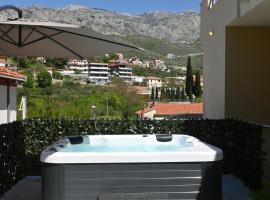 Relax apartment near Split with jacuzzi and mountain view, golf hotel in Srinjine