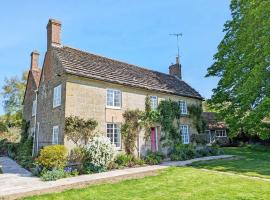 Holme Street House and Dove Cote Lodge, hytte i Pulborough