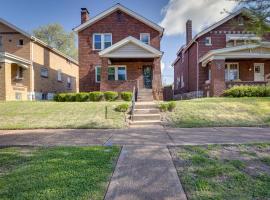 Pet-Friendly St Louis Home with Grill and Backyard, husdjursvänligt hotell i Richmond Heights