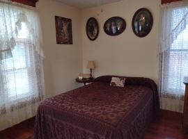 Quiet full-size bed close to town 420 friendly, rental liburan di Trinidad