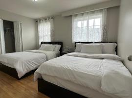 Bright 3BR 5 beds 2 full baths entire apartment in house with Free parkings, hotel near Danforth Go Station, Toronto