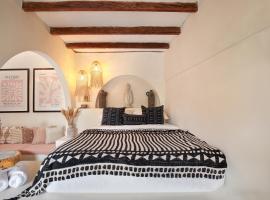 Seminyak Beach Bungalow Studio Villa 1 with private pool SBB1, hotel v destinaci Seminyak
