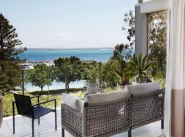 The Waterview, 2 76 Magnus St - complete style, comfort, luxury and spectacular waterviews, hotel in Nelson Bay