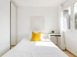 Private room in renovated apartment - Tram 1 min walk