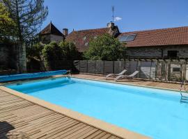 Le Figuier, Large house with pool, gym & separate gite, hotel cu parcare din Saint-Ythaire