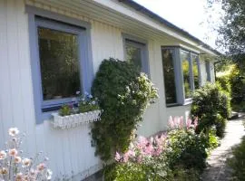 Villa med blommande trädgård, centralt Båstad