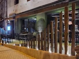Logis Hôtel Restaurant Gilles Moreau Laguiole, hotel v destinácii Laguiole