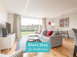 Luxury Apartment with Balcony, Free Parking, hotel de lujo en St Andrews