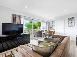 Dan's Torbay Retreat 2 BR with Sea Views, holiday rental in Auckland
