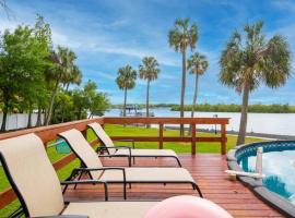 Huge Waterfront Mini-Resort with Gym, Dock and Pool, hotel v destinaci Riverview
