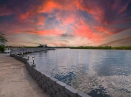 Stunning Tampa Bay Waterfront House with Pool, hotel v destinaci Riverview