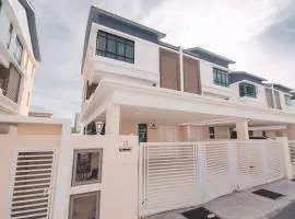 Luxury 3-sty semi-D 5BR 5Bath@Batu Ferringhi 15ppl