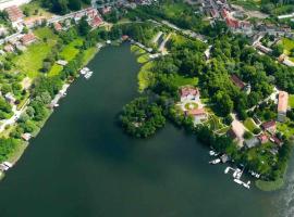 strandnahe FeWo mit Floß ( 24 h) und eigenem Kanu, appartement in Mirow