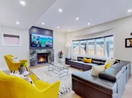 Family Modern walkout Basement wSauna Indoor Fireplace Wifi