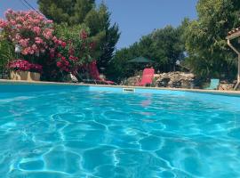 Maison d'Izzy, villa with private swimming pool and outdoor kitchen, hotel u gradu 'Roquebrun'
